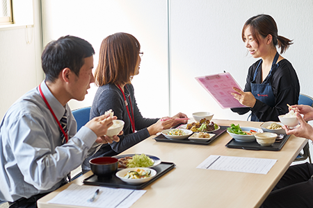 社員のメニュー試食