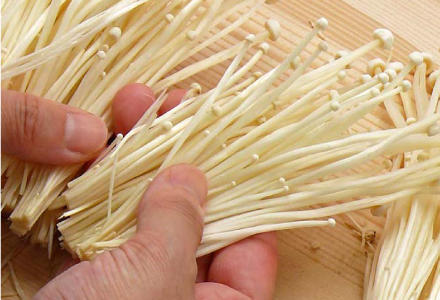 根元を切るえのき茸1